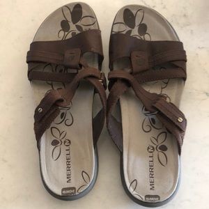 Size 9 Merrill sandals in brown.